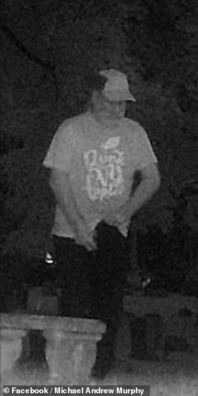 48 yıl önce boşandığı eski karısının mezarına idrarını yaparken kadının çocukları tarafından yakalandı