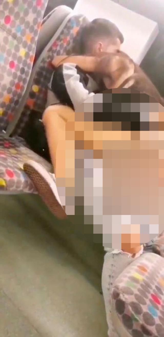 Trende kimseye aldırış etmeden cinsel ilişkiye giren çift, yolcuların ağzını açık bıraktı