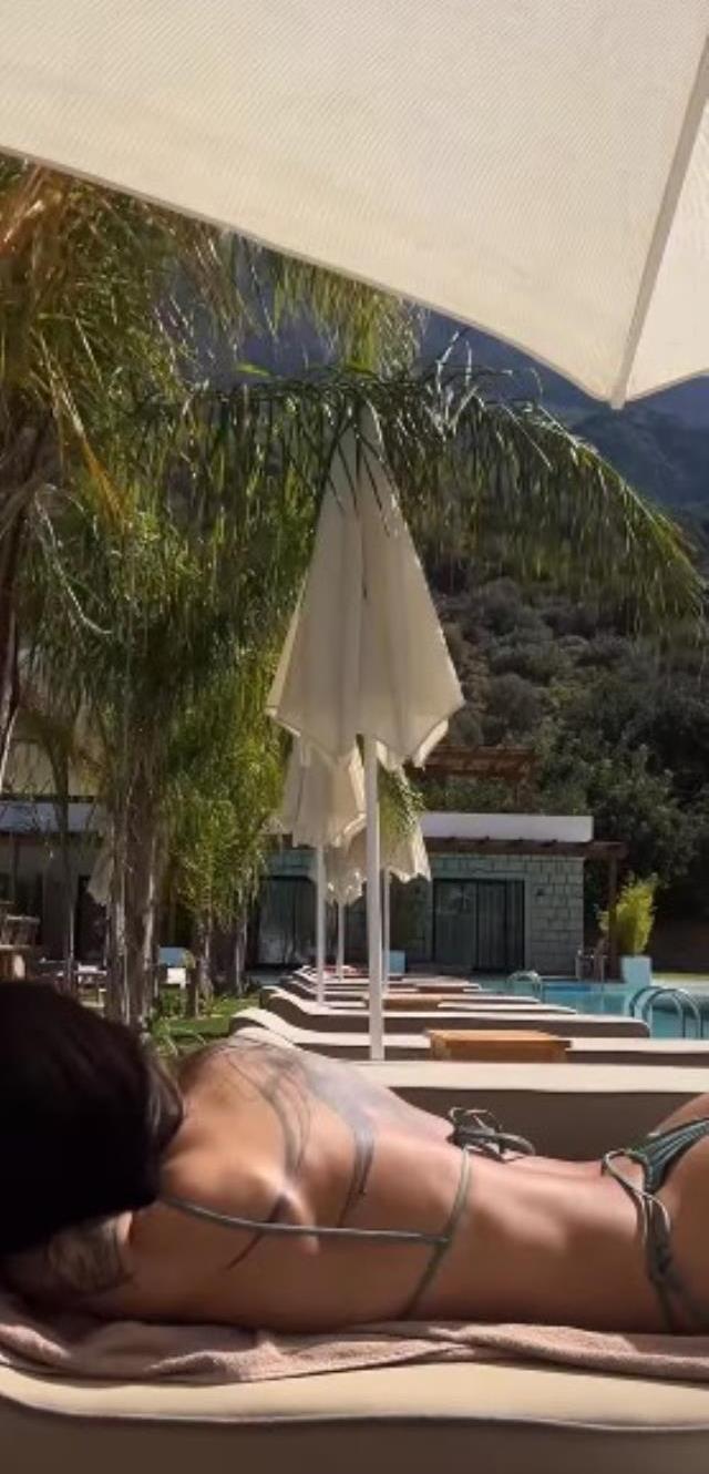 Oyuncu Ozan Dolunay'ın Sevgilisinden Havuz Başında Olay Pozlar