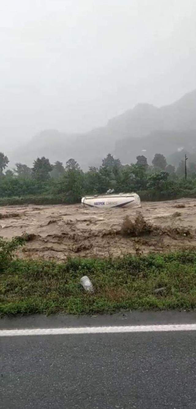 Artvin'de sel dere kenarındaki bir evi böyle önüne katıp götürdü