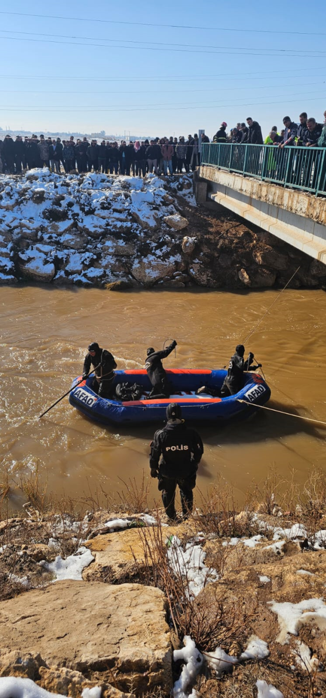 Kanala uçan otomobilden kahreden haber! 3 kişinin cesedine ulaşıldı
