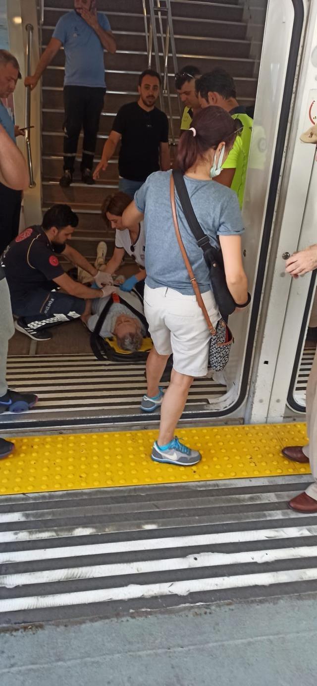 Son Dakika! Dümeni kilitlenen şehir hatları vapuru, Karaköy iskelesine çarptı