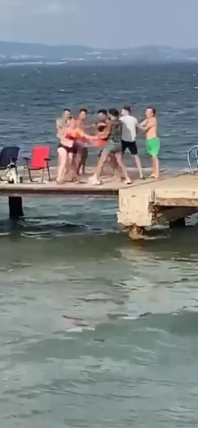 Plajda kadının fotoğrafının çekildiği iddiası ortalığı savaş alanına çevirdi