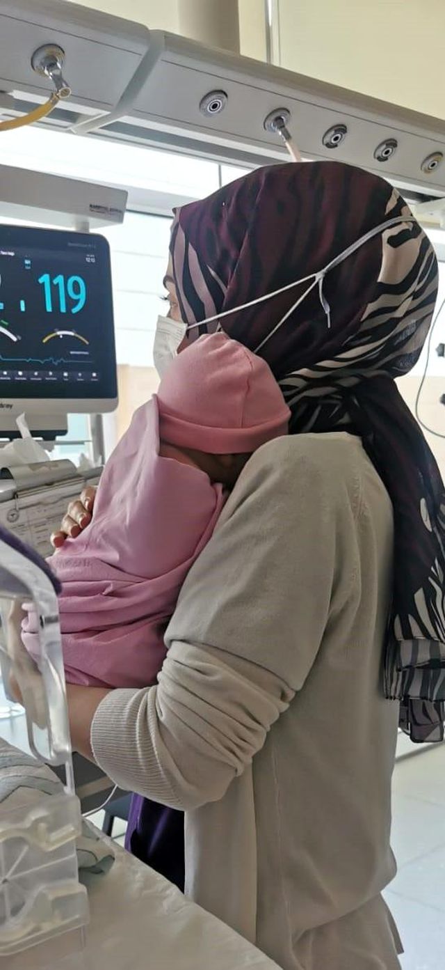 Yeni doğmuş bebeği kaldırım üzerine bırakıp terk ettiler