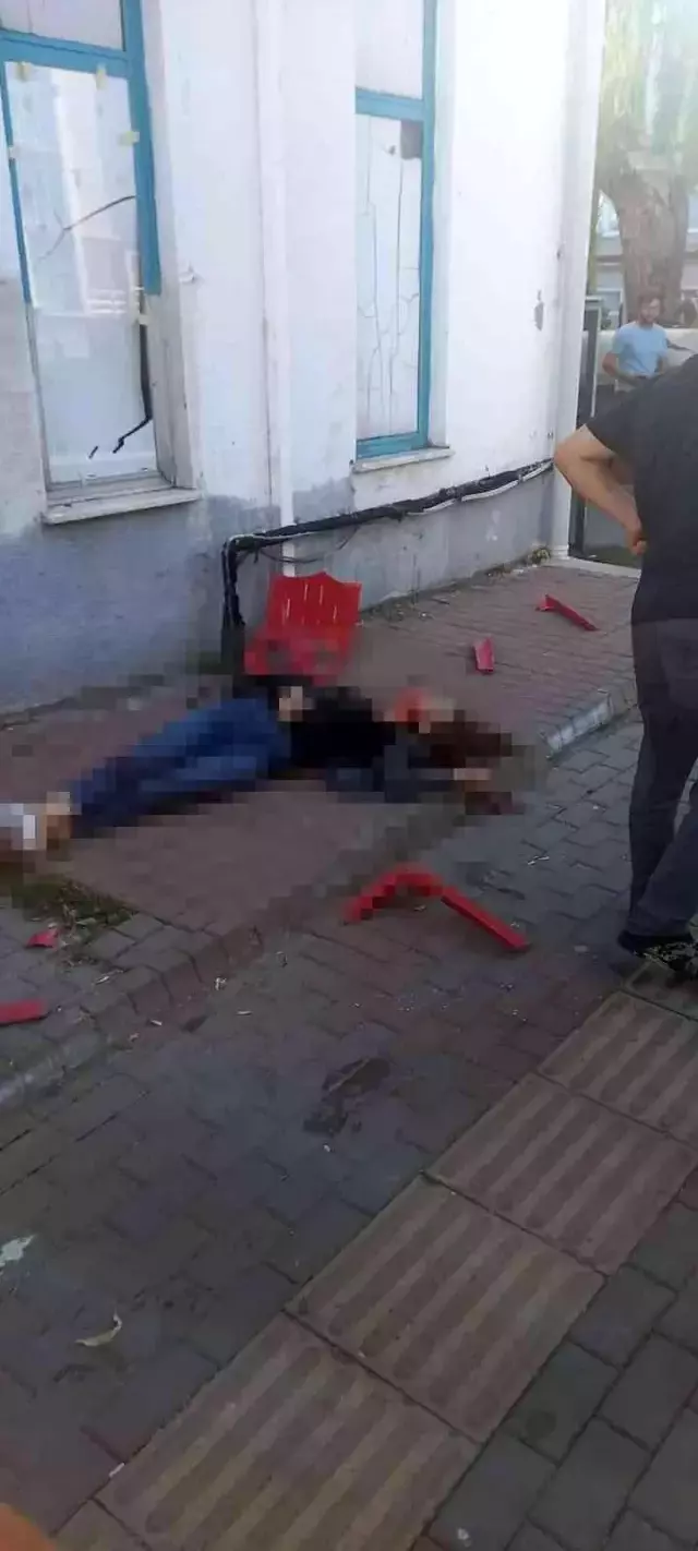 Hapisten tahliye olan şahıs, boşanmak istemeyen eşini çocuğunun önünde öldürdü