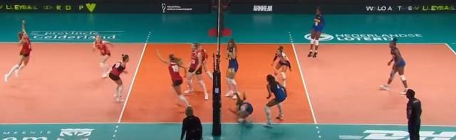 Hakem bile dondu kaldı! Belçika Kadın Voleybol Takımı maç oynanırken tüm dünyaya rezil oldu