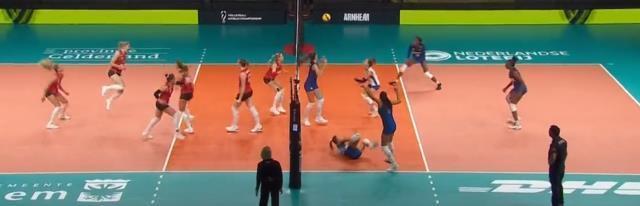 Hakem bile dondu kaldı! Belçika Kadın Voleybol Takımı maç oynanırken tüm dünyaya rezil oldu