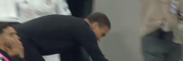 Derbinin önüne geçen an! Valerien Ismael yedek kulübesinde yaptığıyla hayrete düşürdü