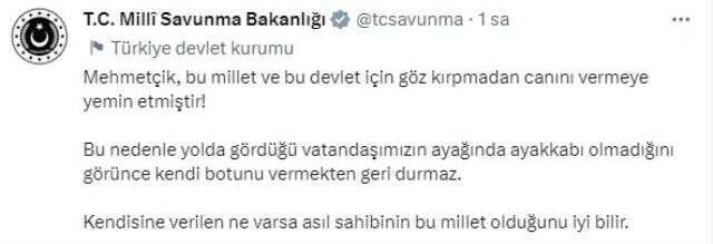 Mehmetçik ayakkabısı olmayan vatandaşa botlarını verdi