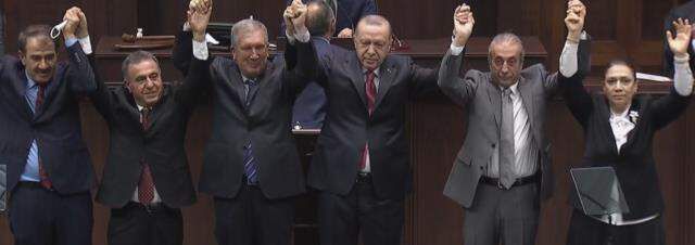 AK Parti'ye katılan belediye başkanına takılmadan edemedi: Diyarbakır gezimizin bereketi oldu