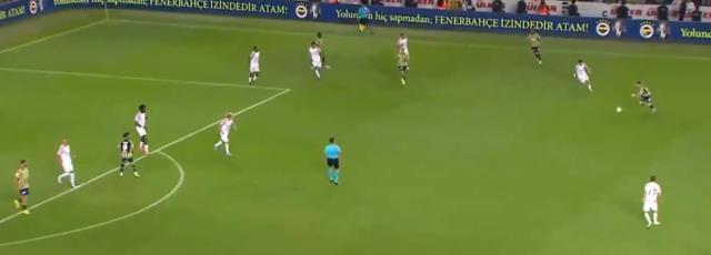 Topu ayağına her aldığında taraftar ayağa kalkıyor! İsmail Yüksek'in Austria Wien maçında yaptıkları gündem oldu