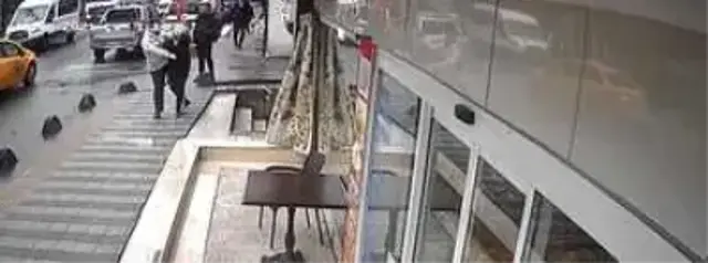 Son dakika haberleri... İstanbul'da kıskanç koca dehşeti kamerada: Yumrukladığı karısını merdivenlerden yuvarladı