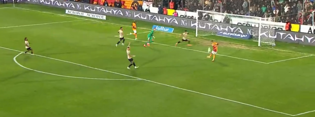 Ziyech, bomboş kaleye gol atamadı