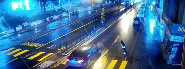 Para almak için seyir halindeki otomobilin önüne kendini atan şahıs mobeseye yakalandı