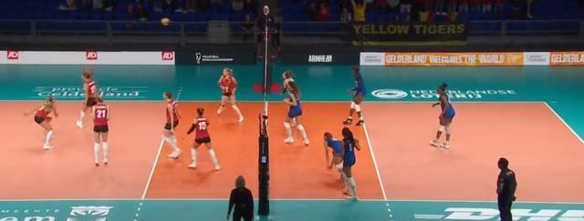 Hakem bile dondu kaldı! Belçika Kadın Voleybol Takımı maç oynanırken tüm dünyaya rezil oldu