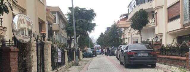 Burhan Çaçan'ın ölüm haberini alan hayranları evinin önüne akın ediyor