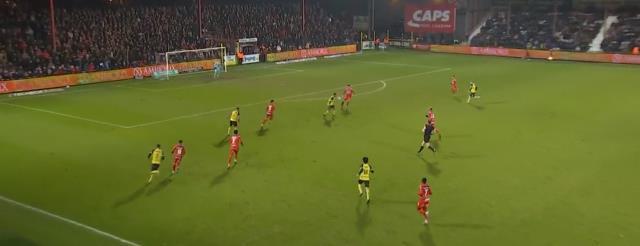 Ay-Yıldızlı formayı giydirmek şart oldu! Dünya, Türk futbolcunun akılalmaz golünü konuşuyor