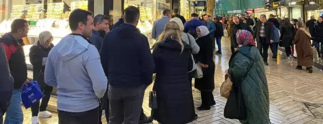 Kuyumcu önünde altın kuyruğu