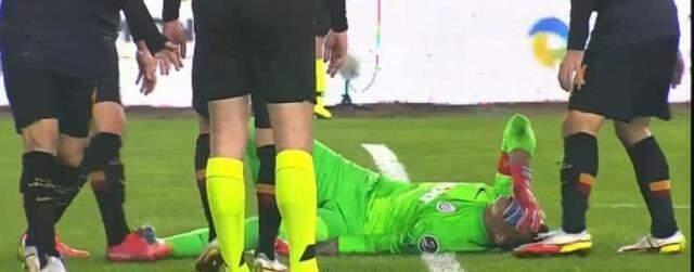 Son Dakika: Galatasaray'da Muslera depremi! Sahayı sedye üzerinde terk etti