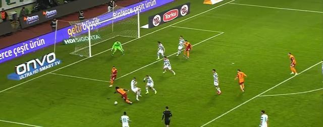 Konya-Galatasaray maçında ilginç anlar! Gaipten sesler duyan Gomis bir anda topu eline aldı