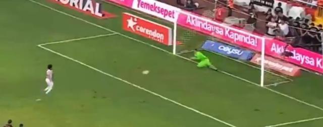 Galatasaray'a penaltı atarken yaptığı hareket olay oldu! Antalyasporlu Luiz Adriona'ya çirkin ithamlar