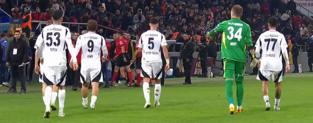 Devre arasında beklenmedik olay: Beşiktaşlı futbolcular soyunma odasından geri döndü