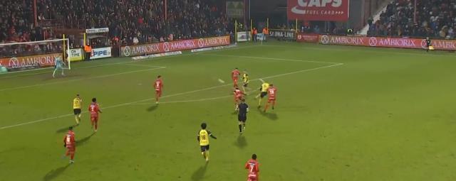 Ay-Yıldızlı formayı giydirmek şart oldu! Dünya, Türk futbolcunun akılalmaz golünü konuşuyor