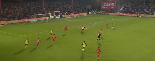 Ay-Yıldızlı formayı giydirmek şart oldu! Dünya, Türk futbolcunun akılalmaz golünü konuşuyor