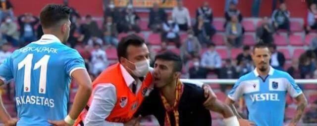 Kayseri'de büyük skandal! Trabzonsporlu Anastasios Bakasetas, gözü dönmüş holiganla burun buruna geldi