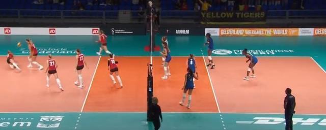 Hakem bile dondu kaldı! Belçika Kadın Voleybol Takımı maç oynanırken tüm dünyaya rezil oldu