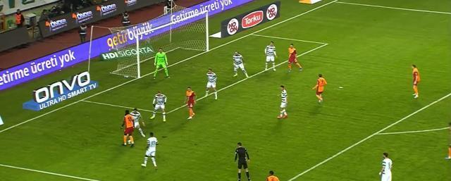 Konya-Galatasaray maçında ilginç anlar! Gaipten sesler duyan Gomis bir anda topu eline aldı