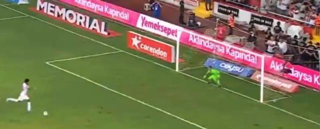 Galatasaray'a penaltı atarken yaptığı hareket olay oldu! Antalyasporlu Luiz Adriona'ya çirkin ithamlar