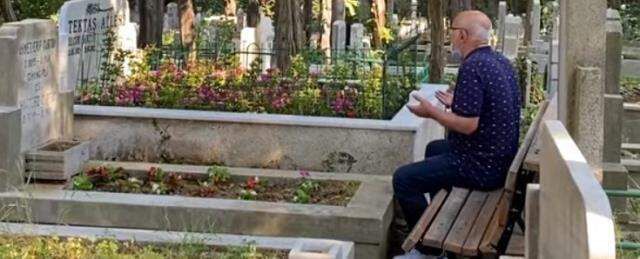 Kardeşinin ölümüyle yıkılan Alişan, mezar ziyaretine 'Artık kızım' dediği yeğeniyle gitmesi herkesi hüzne boğdu