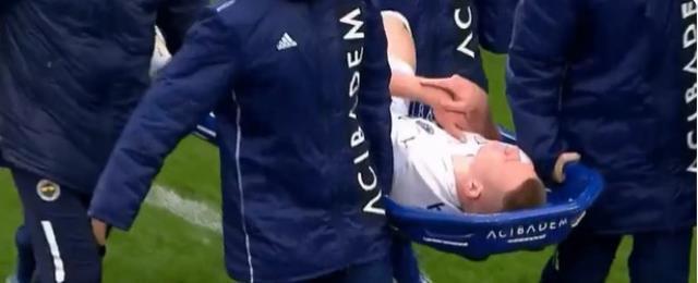 Fenerbahçe'de sakatlık depremi! Acılar içinde yerde kalan Szalai, sahayı sedyeyle terk etti