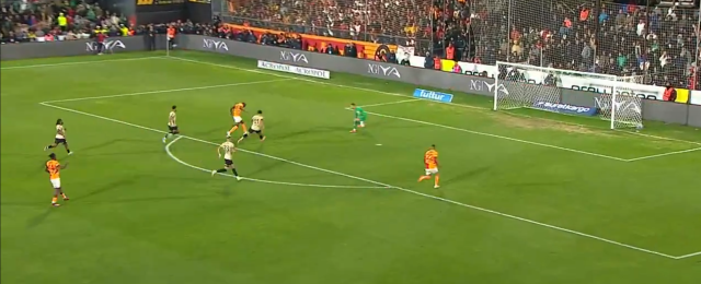 Ziyech, bomboş kaleye gol atamadı