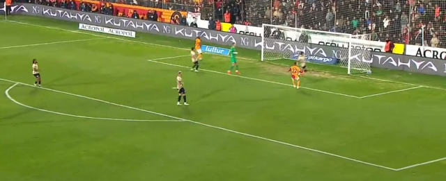 Ziyech, bomboş kaleye gol atamadı