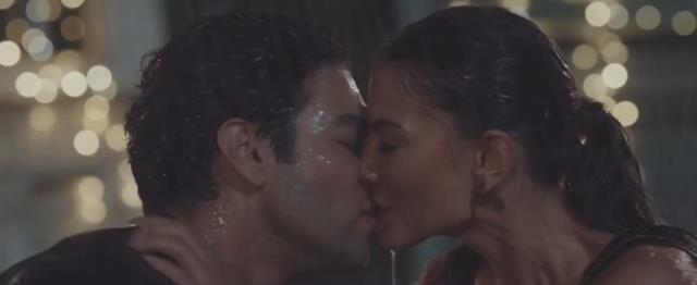 Demet Özdemir ve Şükrü Özyıldız'ın Sevişme Sahnesi Olay Oldu! Oğuzhan Koç Küplere Bindi...