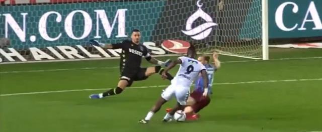 Türkiye bu pozisyonu konuşuyor! Hakem Zorbay Küçük, Trabzonspor-Beşiktaş maçına damga vurdu