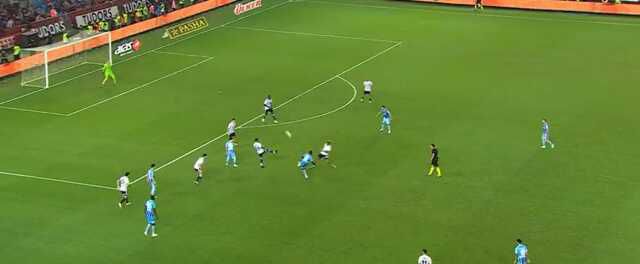 Trabzon-Beşiktaş maçında taraflı tarafsız herkesi ayağa kaldıran an! Sezonun golü kaçtı