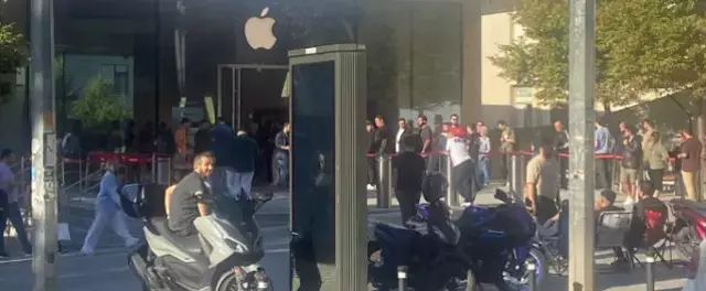 En ucuzu 80 bin TL olan iPhone 17 için Türkiye'de uzun kuyruklar oluştu