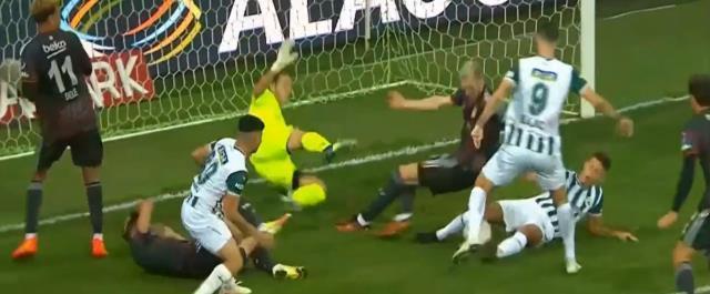 Giresunspor-Beşiktaş maçında olay karambol! Hakemler 3 kere karar değiştirdi