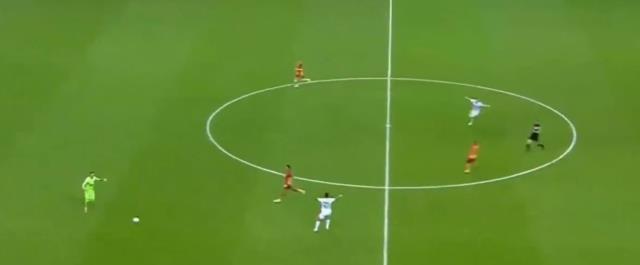 Türkiye, Galatasaray-Alanyaspor maçındaki kırmızı kart pozisyonunu konuşuyor! Tepkiler çığ gibi