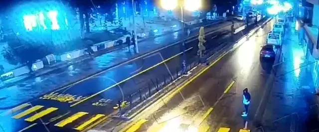 Para almak için seyir halindeki otomobilin önüne kendini atan şahıs mobeseye yakalandı