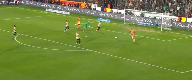 Ziyech, bomboş kaleye gol atamadı