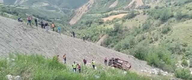 Tokat'ta minibüs, uçuruma yuvarlandı: 1'i çocuk 4 ölü, 1 yaralı