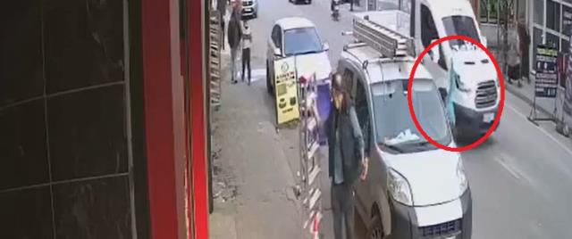 Kamyonetin çarptığı çocuk metrelerce sürüklendi! O anları iş yeri kamerası anbean kaydetti