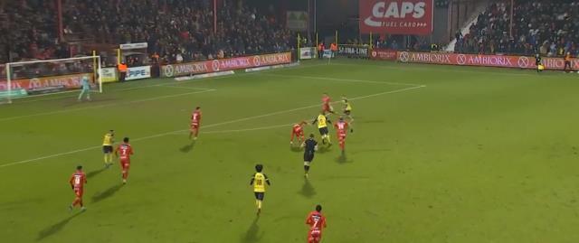 Ay-Yıldızlı formayı giydirmek şart oldu! Dünya, Türk futbolcunun akılalmaz golünü konuşuyor