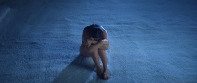 59'luk Hülya Avşar, yeni klibinde çırılçıplak kamera karşısına geçti