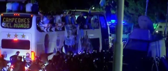 Arjantin, Dünya Kupası'nı evine getirdi! Uçaktan ilk inen Messi'den tarihi poz