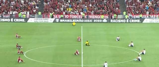 İşte futbol bu! Oyuncular ve hakemler ırkçılığa uğrayan Vinicius için bakın ne yaptı